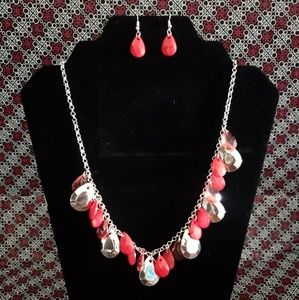 Short necklace with earrings